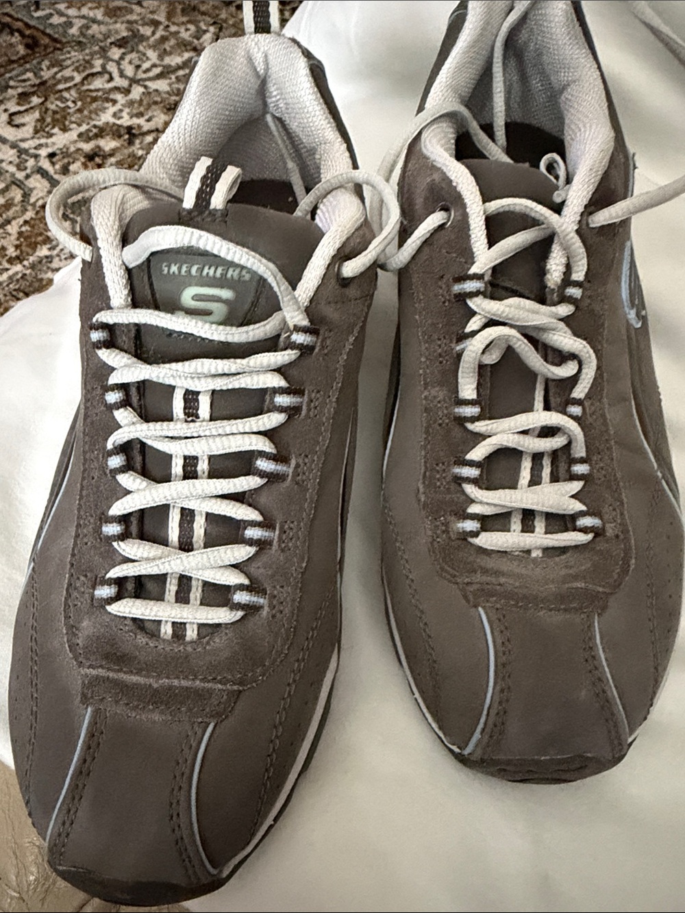 Skechers women’s Grey Casual Lace-Up Sneakers, size 9